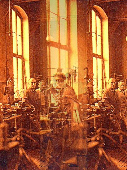 Manufakturen-Blog-PopArt-Projekt: Mitarbeiter II, orange (Foto: Wigmar Bressel) - basierend auf einem historischen Foto aus dem Werkzeugbau der Silberwarenmanufaktur Koch & Bergfeld in der Bremer Neustadt aus dem Jahr 1926