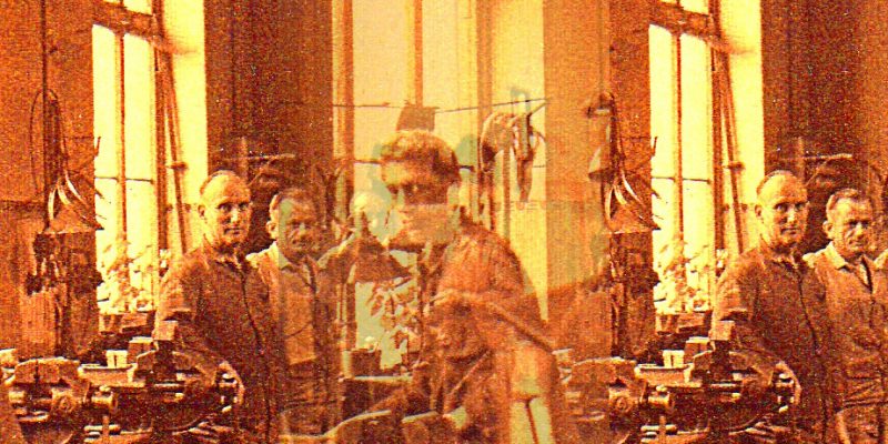 Manufakturen-Blog-PopArt-Projekt: Mitarbeiter II, orange (Foto: Wigmar Bressel) - basierend auf einem historischen Foto aus dem Werkzeugbau der Silberwarenmanufaktur Koch & Bergfeld in der Bremer Neustadt aus dem Jahr 1926