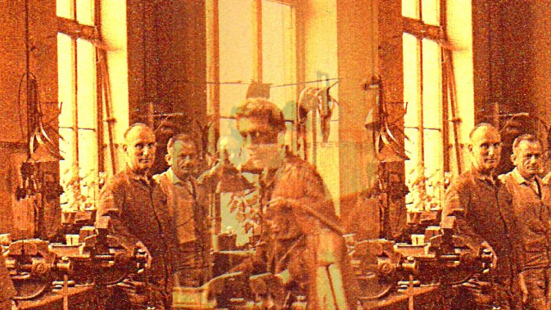 Manufakturen-Blog-PopArt-Projekt: Mitarbeiter II, orange (Foto: Wigmar Bressel) - basierend auf einem historischen Foto aus dem Werkzeugbau der Silberwarenmanufaktur Koch & Bergfeld in der Bremer Neustadt aus dem Jahr 1926