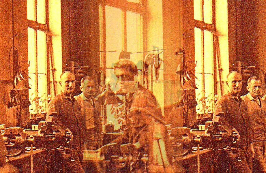 Manufakturen-Blog-PopArt-Projekt: Mitarbeiter II, orange (Foto: Wigmar Bressel) - basierend auf einem historischen Foto aus dem Werkzeugbau der Silberwarenmanufaktur Koch & Bergfeld in der Bremer Neustadt aus dem Jahr 1926