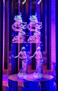 Manufakturen-Blog-PopArt-Projekt: Tanzende, lila (Foto: Wigmar Bressel) - basierend auf einem Foto einer Installation im großen Brennofen in der historischen Ofenhalle der Königlichen Porzellanmanufaktur (KPM) in der Berliner Wegelystraße 1