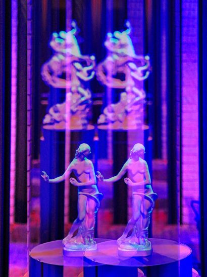 Manufakturen-Blog-PopArt-Projekt: Tanzende, lila (Foto: Wigmar Bressel) - basierend auf einem Foto einer Installation im großen Brennofen in der historischen Ofenhalle der Königlichen Porzellanmanufaktur (KPM) in der Berliner Wegelystraße 1