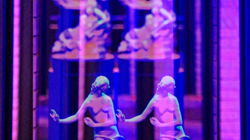 Manufakturen-Blog-PopArt-Projekt: Tanzende, lila (Foto: Wigmar Bressel) - basierend auf einem Foto einer Installation im großen Brennofen in der historischen Ofenhalle der Königlichen Porzellanmanufaktur (KPM) in der Berliner Wegelystraße 1