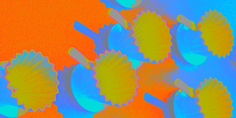 Manufakturen-Blog-PopArt-Projekt: Kaffeefilter, ocker (Foto: Wigmar Bressel) - basierend auf einem Foto einer Installation aus Kaffeefiltern aus der Königlichen Porzellanmanufaktur (KPM) an einer Wand im Restaurant 'Dong - A' im KPM Hotel & Residences in der Englischen Straße 6 in Berlin