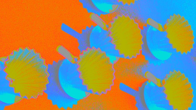 Manufakturen-Blog-PopArt-Projekt: Kaffeefilter, ocker (Foto: Wigmar Bressel) - basierend auf einem Foto einer Installation aus Kaffeefiltern aus der Königlichen Porzellanmanufaktur (KPM) an einer Wand im Restaurant 'Dong - A' im KPM Hotel & Residences in der Englischen Straße 6 in Berlin