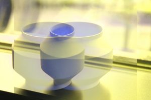 Manufakturen-Blog-PopArt-Projekt: Zwei Windlichter, flieder / gelb (Foto: Wigmar Bressel) - basierend auf einem Foto eines Windlichts von Mark Braun aus der Produktion der Königlichen Porzellanmanufaktur im KPM Hotel & Residences