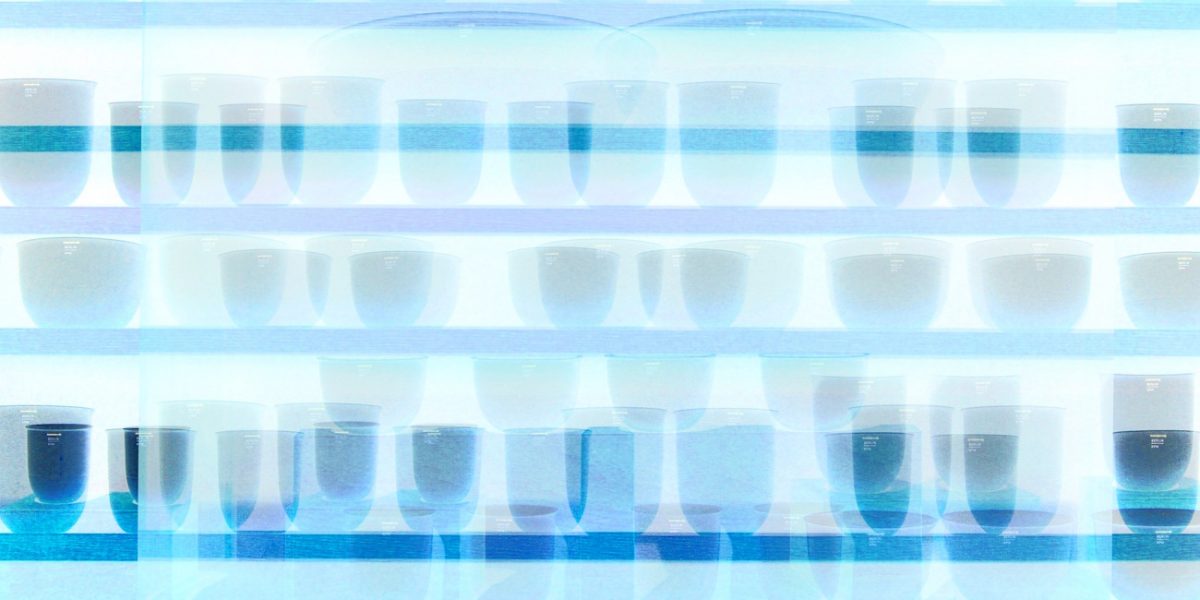 Manufakturen-Blog-PopArt-Projekt: Porzellanregal I, hellblau (Foto: Wigmar Bressel) - basierend auf einem Foto eines Regals gefüllt mit Labor-Porzellan der Serie 'LAB' der Königlichen Porzellanmanufaktur KPM in der historischen Ofenhalle der Manufaktur in der Berliner Wegelystraße 1