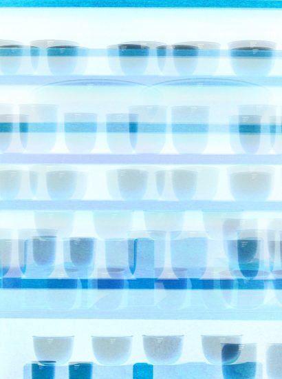 Manufakturen-Blog-PopArt-Projekt: Porzellanregal I, hellblau (Foto: Wigmar Bressel) - basierend auf einem Foto eines Regals gefüllt mit Labor-Porzellan der Serie 'LAB' der Königlichen Porzellanmanufaktur KPM in der historischen Ofenhalle der Manufaktur in der Berliner Wegelystraße 1