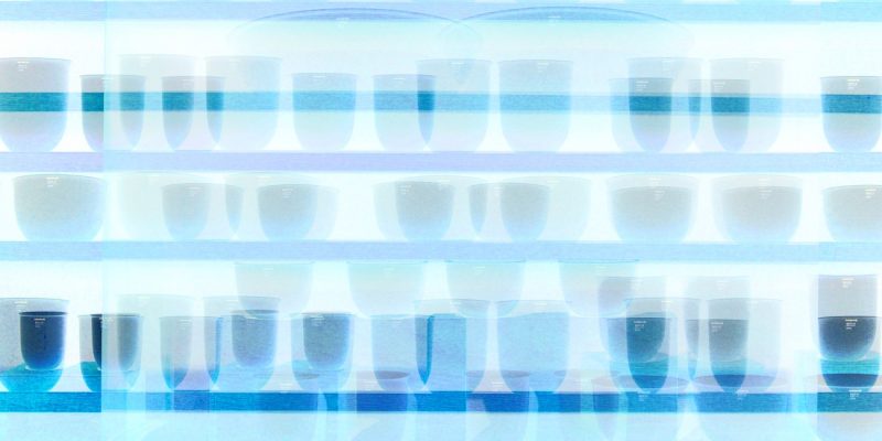 Manufakturen-Blog-PopArt-Projekt: Porzellanregal I, hellblau (Foto: Wigmar Bressel) - basierend auf einem Foto eines Regals gefüllt mit Labor-Porzellan der Serie 'LAB' der Königlichen Porzellanmanufaktur KPM in der historischen Ofenhalle der Manufaktur in der Berliner Wegelystraße 1