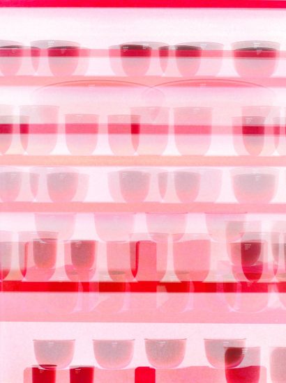 Manufakturen-Blog-PopArt-Projekt: Porzellanregal I, rot (Foto: Wigmar Bressel) - basierend auf einem Foto eines Regals gefüllt mit Porzellan der Serie 'LAB' der Königlichen Porzellanmanufaktur KPM in der historischen Ofenhalle der Manufaktur in der Berliner Wegelystraße 1