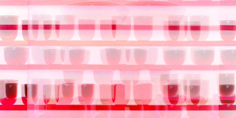 Manufakturen-Blog-PopArt-Projekt: Porzellanregal I, rot (Foto: Wigmar Bressel) - basierend auf einem Foto eines Regals gefüllt mit Porzellan der Serie 'LAB' der Königlichen Porzellanmanufaktur KPM in der historischen Ofenhalle der Manufaktur in der Berliner Wegelystraße 1