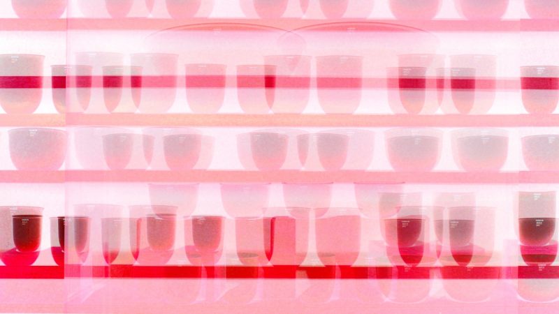 Manufakturen-Blog-PopArt-Projekt: Porzellanregal I, rot (Foto: Wigmar Bressel) - basierend auf einem Foto eines Regals gefüllt mit Porzellan der Serie 'LAB' der Königlichen Porzellanmanufaktur KPM in der historischen Ofenhalle der Manufaktur in der Berliner Wegelystraße 1