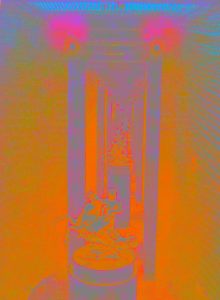 Manufakturen-Blog-PopArt-Projekt: Orangene Reiter (Foto: Wigmar Bressel) - basierend auf einem Foto von einer Installation im großen Brennofen in der historischen Ofenhalle der Königlichen Porzellanmanufaktur (KPM) in der Berliner Wegelystraße 1