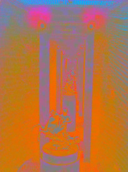 Manufakturen-Blog-PopArt-Projekt: Orangene Reiter (Foto: Wigmar Bressel) - basierend auf einem Foto von einer Installation im großen Brennofen in der historischen Ofenhalle der Königlichen Porzellanmanufaktur (KPM) in der Berliner Wegelystraße 1