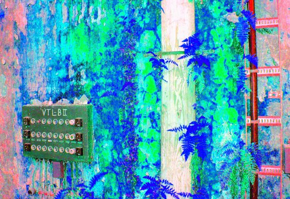 Manufakturen-Blog-PopArt-Projekt: Elektroverteilung III dreifach, lachs / blau / neongrün (Im Dschungel) (Foto: Wigmar Bressel) - basierend auf einem Foto in der Alten Poliererei der Silberwarenmanufaktur Koch & Bergfeld in der Bremer Neustadt