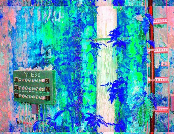 Manufakturen-Blog-PopArt-Projekt: Elektroverteilung III dreifach, lachs / blau / neongrün (Im Dschungel) (Foto: Wigmar Bressel) - basierend auf einem Foto in der Alten Poliererei der Silberwarenmanufaktur Koch & Bergfeld in der Bremer Neustadt