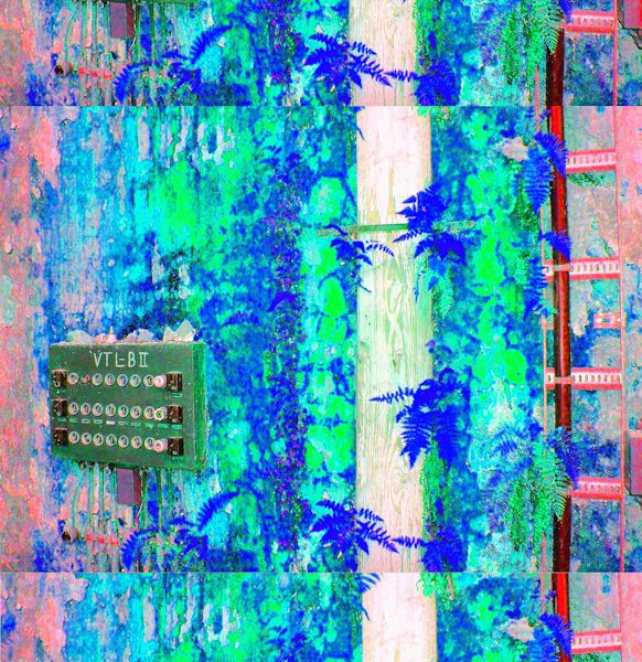 Manufakturen-Blog-PopArt-Projekt: Elektroverteilung III dreifach, lachs / blau / neongrün (Im Dschungel) (Foto: Wigmar Bressel) - basierend auf einem Foto in der Alten Poliererei der Silberwarenmanufaktur Koch & Bergfeld in der Bremer Neustadt