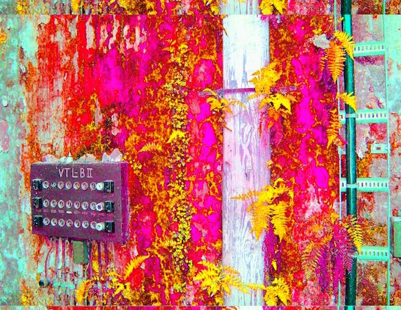 Manufakturen-Blog-PopArt-Projekt: Elektroverteilung III dreifach, pink / gelb / jade (Im Dschungel) (Foto: Wigmar Bressel) - basierend auf einem Foto in der Alten Poliererei der Silberwarenmanufaktur Koch & Bergfeld in der Bremer Neustadt