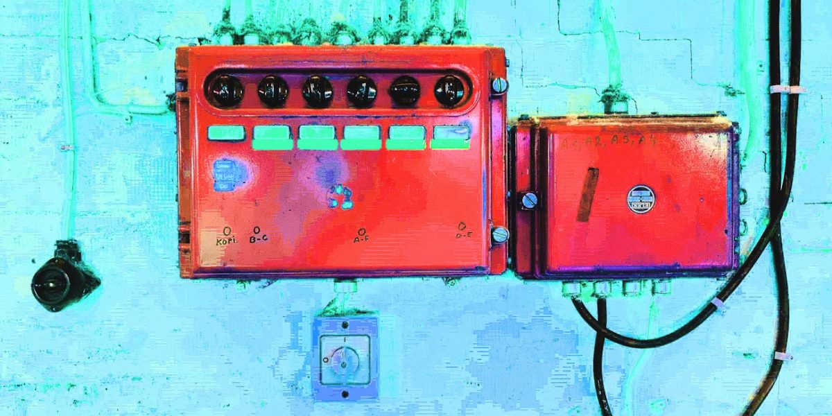 Manufakturen-Blog-PopArt-Projekt: Elekroverteilung II, rot (Foto: Wigmar Bressel) - basierend auf einem Foto aus der Leinenweberei Seegers &_Sohn in Steinhude