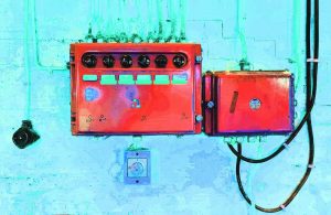 Manufakturen-Blog-PopArt-Projekt: Elekroverteilung II, rot (Foto: Wigmar Bressel) - basierend auf einem Foto aus der Leinenweberei Seegers &_Sohn in Steinhude