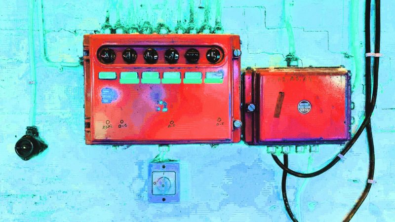 Manufakturen-Blog-PopArt-Projekt: Elekroverteilung II, rot (Foto: Wigmar Bressel) - basierend auf einem Foto aus der Leinenweberei Seegers &_Sohn in Steinhude