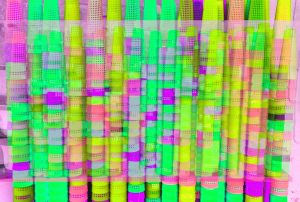 Manufakturen-Blog-PopArt-Projekt: Garnrollen III, rosa / grün (Foto: Wigmar Bressel) - basierend auf einem Foto von abgespulten Hülsen im Garnlager der Leinenweberei Seegers & Sohn im niedersächsichen Steinhude