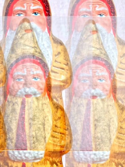 Manufakturen-Blog-PopArt-Projekt: Vier Weihnachtsmänner, golden (Foto: Wigmar Bressel) - basierend auf einem Foto einer historischen Weihnachtsmann-Figur aus der Papiermaché-Manufaktur Marolin aus Steinach im thüringischen Schiefergebirge