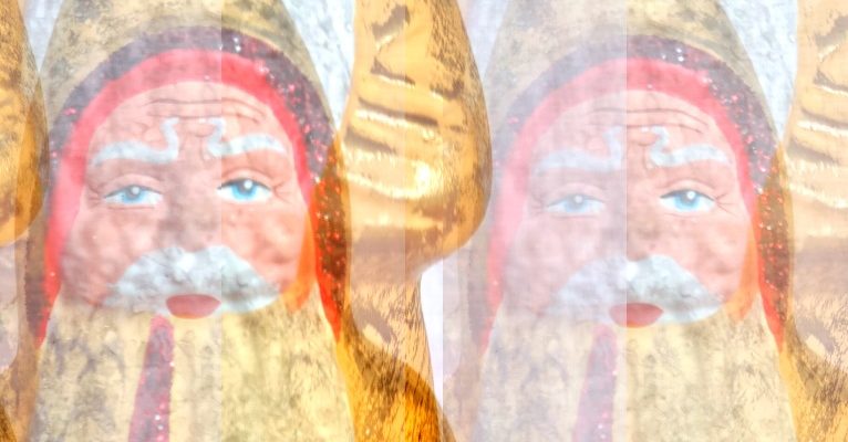 Manufakturen-Blog-PopArt-Projekt: Vier Weihnachtsmänner, golden (Foto: Wigmar Bressel) - basierend auf einem Foto einer historischen Weihnachtsmann-Figur aus der Papiermaché-Manufaktur Marolin aus Steinach im thüringischen Schiefergebirge