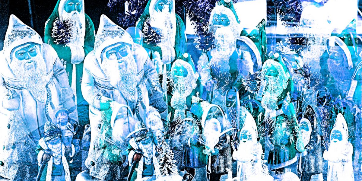 Manufakturen-Blog-PopArt-Projekt: A couple of Weihnachtsmann ("Kinder - sie kommen!"), eisblau (Foto: Wigmar Bressel) - basierend auf einem Foto von einer Auswahl aus dem Weihnachtsmann-Programm aus Papiermaché aus der Manufaktur Marolin in Steinach im thüringischen Schiefergebirge von Christian Forkel