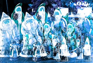 Manufakturen-Blog-PopArt-Projekt: A couple of Weihnachtsmann ("Kinder - sie kommen!"), eisblau (Foto: Wigmar Bressel) - basierend auf einem Foto von einer Auswahl aus dem Weihnachtsmann-Programm aus Papiermaché aus der Manufaktur Marolin in Steinach im thüringischen Schiefergebirge von Christian Forkel