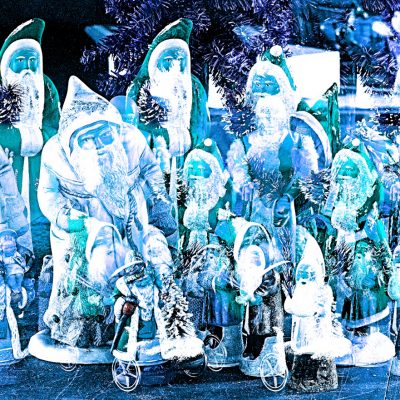 Manufakturen-Blog-PopArt-Projekt: A couple of Weihnachtsmann ("Kinder - sie kommen!"), eisblau (Foto: Wigmar Bressel) - basierend auf einem Foto von einer Auswahl aus dem Weihnachtsmann-Programm aus Papiermaché aus der Manufaktur Marolin in Steinach im thüringischen Schiefergebirge von Christian Forkel