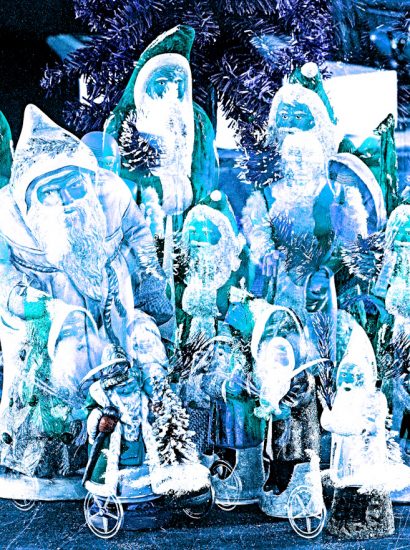 Manufakturen-Blog-PopArt-Projekt: A couple of Weihnachtsmann ("Kinder - sie kommen!"), eisblau (Foto: Wigmar Bressel) - basierend auf einem Foto von einer Auswahl aus dem Weihnachtsmann-Programm aus Papiermaché aus der Manufaktur Marolin in Steinach im thüringischen Schiefergebirge von Christian Forkel