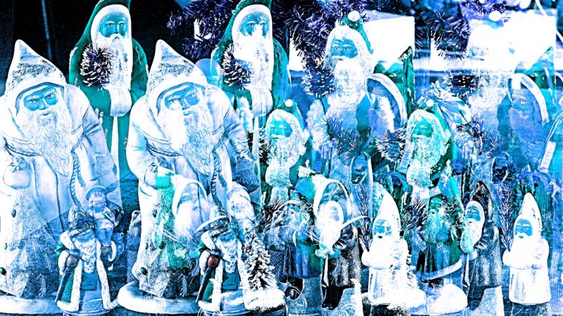 Manufakturen-Blog-PopArt-Projekt: A couple of Weihnachtsmann ("Kinder - sie kommen!"), eisblau (Foto: Wigmar Bressel) - basierend auf einem Foto von einer Auswahl aus dem Weihnachtsmann-Programm aus Papiermaché aus der Manufaktur Marolin in Steinach im thüringischen Schiefergebirge von Christian Forkel