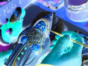 Manufakturen-Blog-PopArt-Projekt: Grinchs Blauer Weihnachtsmann (Foto: Wigmar Bressel) - basierend auf einem Foto beim Bemalen einer der 140 verschiedenen Weihnachtsmann-Figuren in der Produktion der Papiermaché-Manufaktur Marolin in Steinach im thüringischen Schiefergebirge