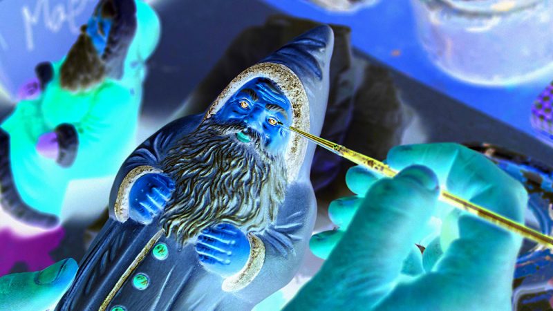 Manufakturen-Blog-PopArt-Projekt: Grinchs Blauer Weihnachtsmann (Foto: Wigmar Bressel) - basierend auf einem Foto beim Bemalen einer der 140 verschiedenen Weihnachtsmann-Figuren in der Produktion der Papiermaché-Manufaktur Marolin in Steinach im thüringischen Schiefergebirge