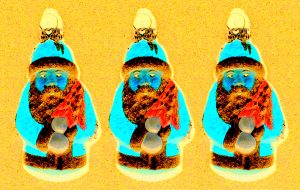 Manufakturen-Blog-PopArt-Projekt: Drei Weihnachtsmänner, hellblau / goldgelb (Foto: Wigmar Bressel) - basierend auf einem Foto eines historischen Weihnachtsbaum-Anhängers aus Papiermaché aus der Manufaktur Marolin in Steinach im thüringischen Schiefergebirge