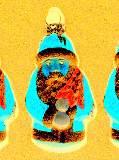 Manufakturen-Blog-PopArt-Projekt: Drei Weihnachtsmänner, hellblau / goldgelb (Foto: Wigmar Bressel) - basierend auf einem Foto eines historischen Weihnachtsbaum-Anhängers aus Papiermaché aus der Manufaktur Marolin in Steinach im thüringischen Schiefergebirge