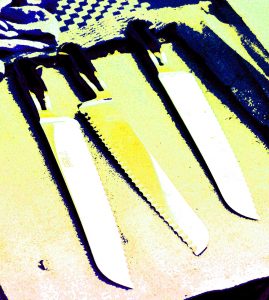 Manufakturen-Blog-PopArt-Projekt: Brotmesser, gelb I (Foto: Wigmar Bressel) - basierend auf einem Foto in der Produktion der Solinger Messerschmiede Güde von Messern der preisgekrönten Serie 'Delta' ('Manufakturprodukt des Jahres 2019')