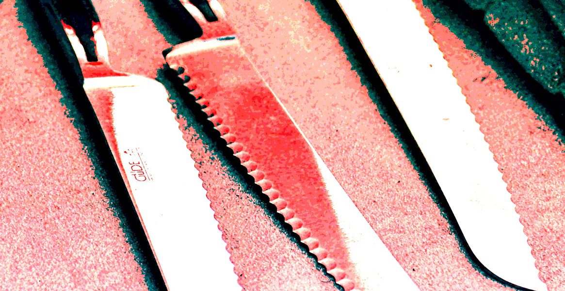 Manufakturen-Blog-PopArt-Projekt: Brotmesser, rosa I (Foto: Wigmar Bressel) - basierend auf einem Foto in der Produktion der Solinger Messerschmiede Güde von Messern der preisgekrönten Serie 'Delta' ('Manufakturprodukt des Jahres 2019')