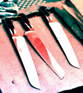 Manufakturen-Blog-PopArt-Projekt: Brotmesser, rosa I (Foto: Wigmar Bressel) - basierend auf einem Foto in der Produktion der Solinger Messerschmiede Güde von Messern der preisgekrönten Serie 'Delta' ('Manufakturprodukt des Jahres 2019')