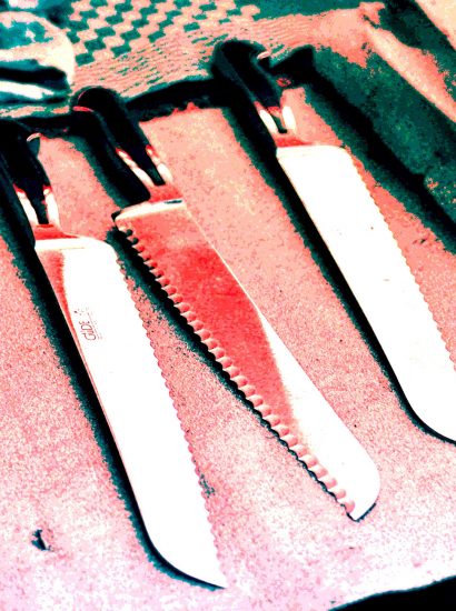 Manufakturen-Blog-PopArt-Projekt: Brotmesser, rosa I (Foto: Wigmar Bressel) - basierend auf einem Foto in der Produktion der Solinger Messerschmiede Güde von Messern der preisgekrönten Serie 'Delta' ('Manufakturprodukt des Jahres 2019')