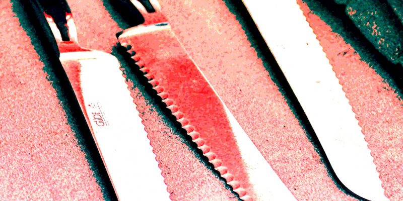 Manufakturen-Blog-PopArt-Projekt: Brotmesser, rosa I (Foto: Wigmar Bressel) - basierend auf einem Foto in der Produktion der Solinger Messerschmiede Güde von Messern der preisgekrönten Serie 'Delta' ('Manufakturprodukt des Jahres 2019')