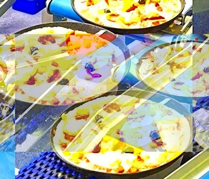 Manufakturen-Blog-PopArt-Projekt: Pizza I dreifach, blau / gelb (Foto: Wigmar Bressel) - basierend auf einem Foto in der Produktion der Lebensmittelmanufaktur Pizza Lorenzo GmbH in Hambrücken - dort werden jedes Jahr vier Millionen Pizzen für den Lebensmitteleinzelhandel von Hand gefertigt...