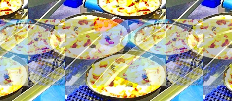 Manufakturen-Blog-PopArt-Projekt: Pizza I dreifach, blau / gelb (Foto: Wigmar Bressel) - basierend auf einem Foto in der Produktion der Lebensmittelmanufaktur Pizza Lorenzo GmbH in Hambrücken - dort werden jedes Jahr vier Millionen Pizzen für den Lebensmitteleinzelhandel von Hand gefertigt...