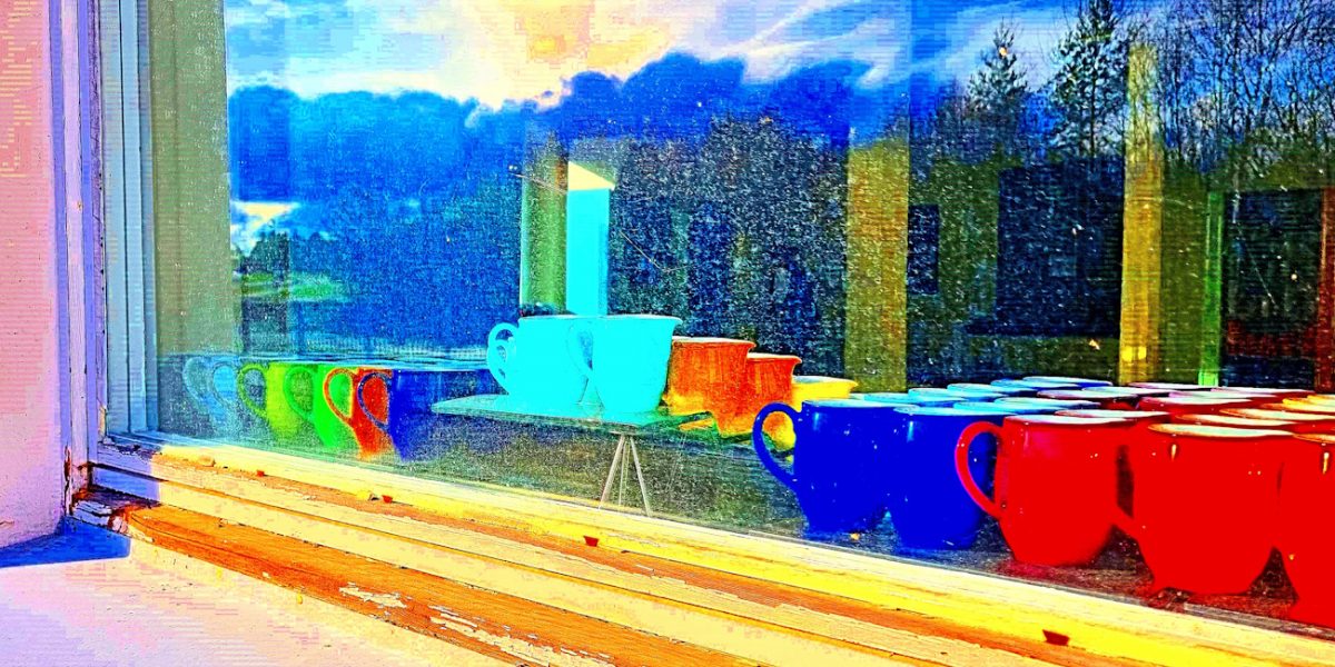 Manufakturen-Blog-PopArt-Projekt: Kännchen II, rosa / gold / rot (Wintersonne) (Foto: Wigmar Bressel) - basierend auf einem Foto von außen in den Werksverkauf der Porzellanmanufaktur Dibbern in Hohenberg an der Eger