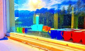 Manufakturen-Blog-PopArt-Projekt: Kännchen II, rosa / gold / rot (Wintersonne) (Foto: Wigmar Bressel) - basierend auf einem Foto von außen in den Werksverkauf der Porzellanmanufaktur Dibbern in Hohenberg an der Eger