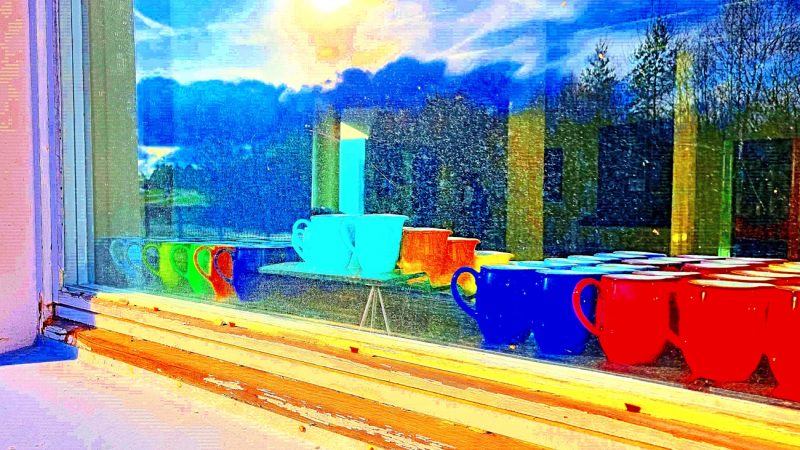 Manufakturen-Blog-PopArt-Projekt: Kännchen II, rosa / gold / rot (Wintersonne) (Foto: Wigmar Bressel) - basierend auf einem Foto von außen in den Werksverkauf der Porzellanmanufaktur Dibbern in Hohenberg an der Eger