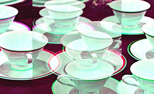 Manufakturen-Blog-PopArt-Projekt: Tassen IV, lindgrün / bordeaux (Foto: Wigmar Bressel) - basierend auf einem Foto von Tassen der Serie 'Heritage' am Messestand der Porzellanmanufaktur Dibbern aus dem schleswig-holsteinischen Bargteheide auf der Frankfurter Messe 'Ambiente'