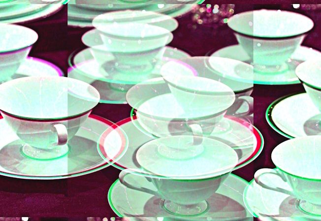 Manufakturen-Blog-PopArt-Projekt: Tassen IV, lindgrün / bordeaux (Foto: Wigmar Bressel) - basierend auf einem Foto von Tassen der Serie 'Heritage' am Messestand der Porzellanmanufaktur Dibbern aus dem schleswig-holsteinischen Bargteheide auf der Frankfurter Messe 'Ambiente'