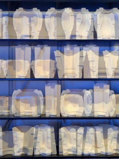 Manufakturen-Blog-PopArt-Projekt: Formen VI, blau (Foto: Wigmar Bressel) - basierend auf einem Foto von einem Regal mit Formen im Schauarchiv der niedersächsischen Porzellanmanufaktur Fürstenberg